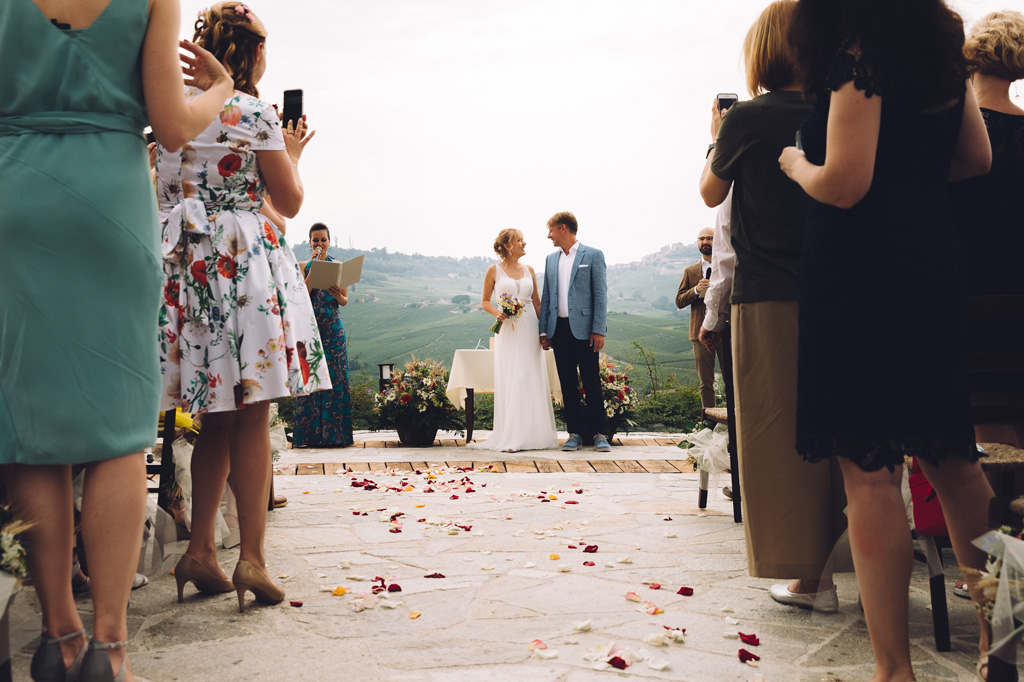 Fotografo Matrimonio Langhe La sposa lancia una occhiata d'intesa con il padre