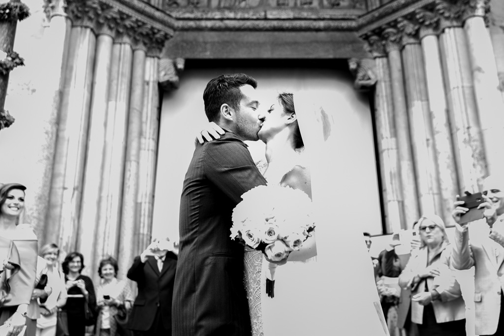 Fotografo Matrimonio Monza I due sposi si baciano tra lo stupore degli invitati