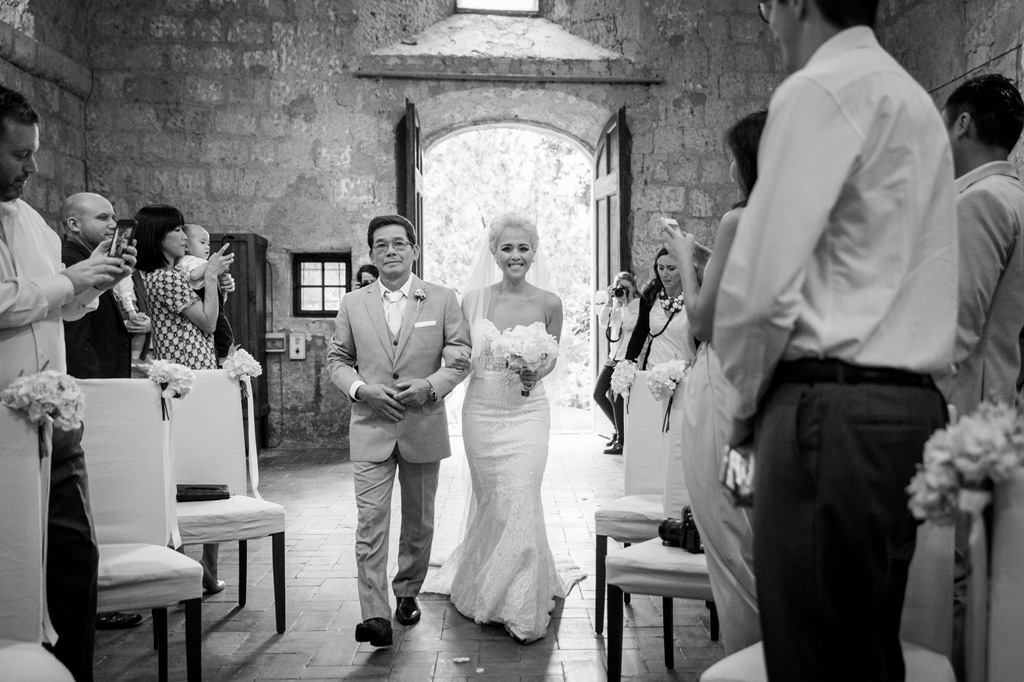 Fotografo Matrimonio Orvieto La sposa è accompagnata dal padre sino all'altare