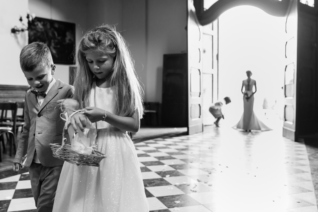 Fotografo Matrimonio Villa Erba Due bambini custodiscono le fedi nunziali di Tony e Ayesha