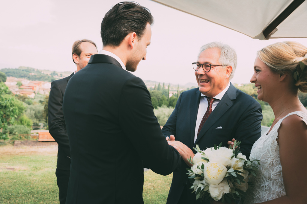 Fotografo Matrimonio Lago di Garda Il padre stringe la mano dello sposo