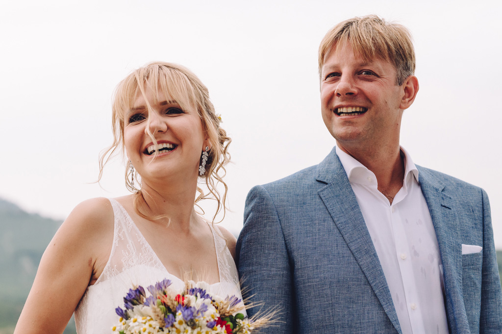 Fotografo Matrimonio Langhe La sposa e lo sposo sorridono raggianti