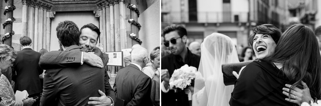 Fotografo Matrimonio Monza Gli sposi abbracciano amici e parenti
