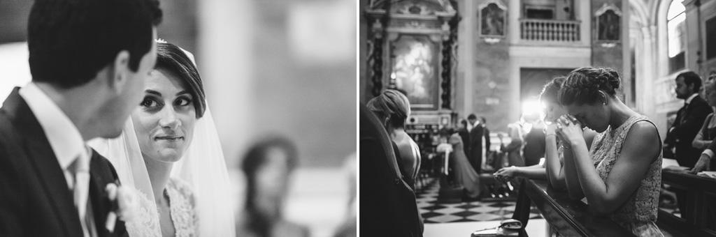 Fotografo Matrimonio Villa Caroli Zanchi I due sposi si guardano dolcemente mentre gli invitati si commuovono