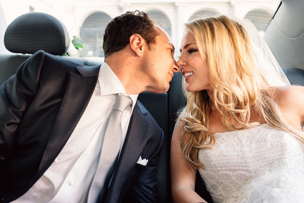 Fotografo Matrimonio Villa Del Cardinale Emmanuel bacia la sposa in macchina pronti per lo shooting con Alessandro Della Savia