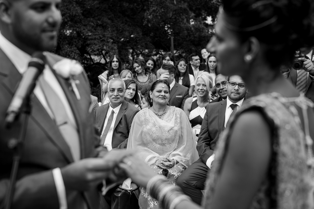Fotografo Matrimonio Villa Erba la madre dello sposo osserva attentamente gli sposi