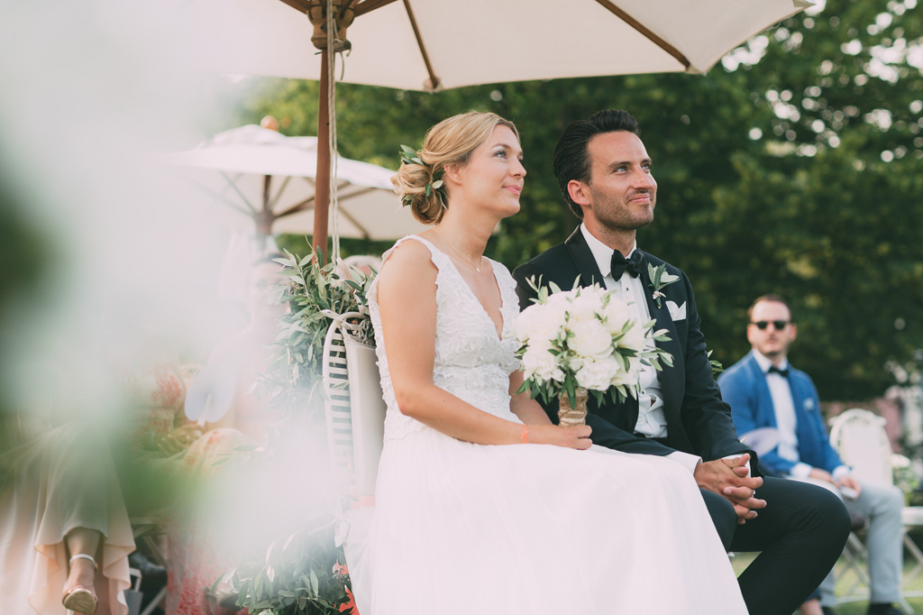 Fotografo Matrimonio Lago di Garda I due sposi assistono alla cerimonia di matrimonio con un sorriso rassicurante