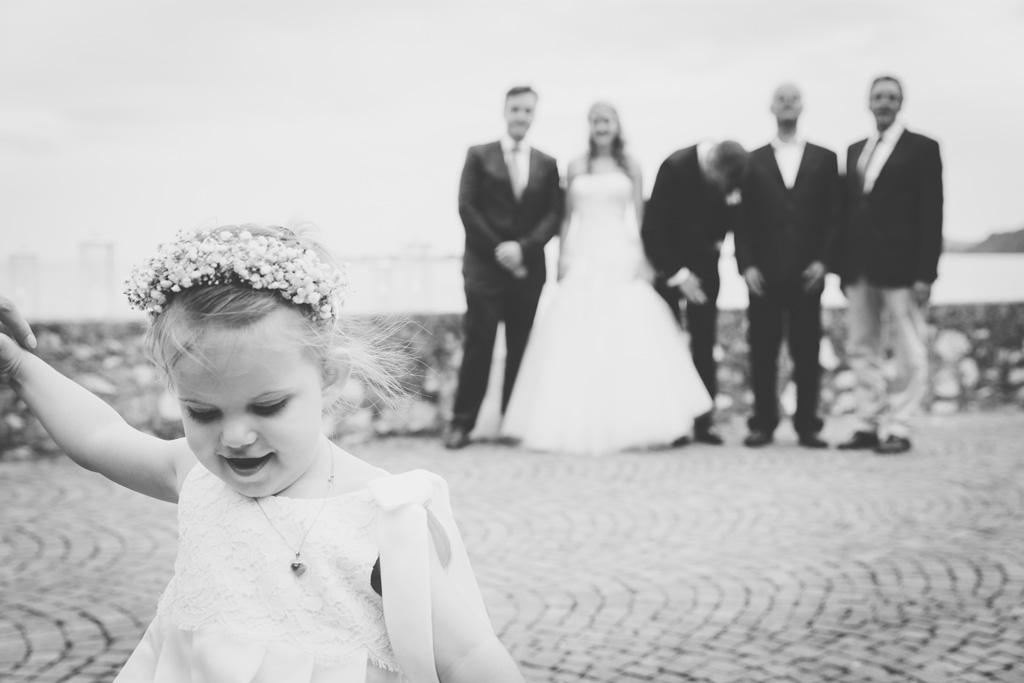 Fotografo Matrimonio Lago di Garda Una bambina passeggia accompagnata da una damigella