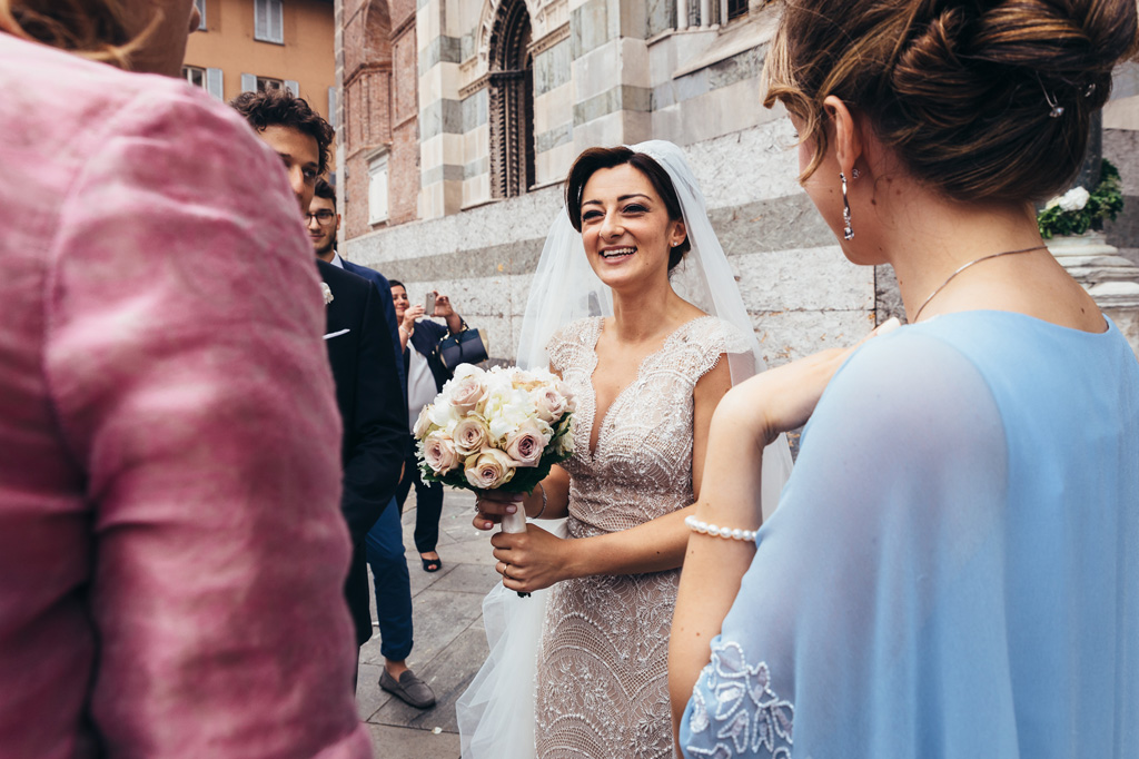 Fotografo Matrimonio Monza La sposa sorride raggiante agli invitati