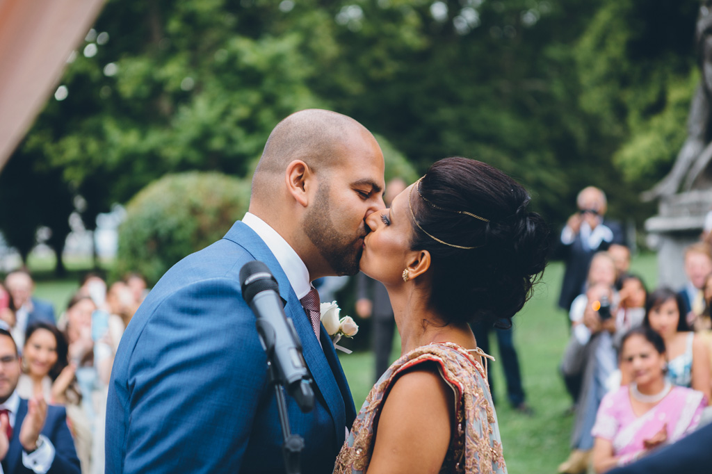 Fotografo Matrimonio Villa Erba I due sposi si baciano dolcemente dopo la promessa di matrimonio