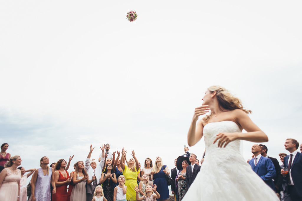 Fotografo Matrimonio Lago di Garda La sposa Kathrin lancia il bouquet agli invitati