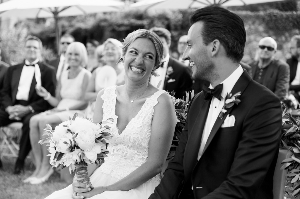 Fotografo Matrimonio Lago di Garda I due sposi sorridono durante la cerimonia