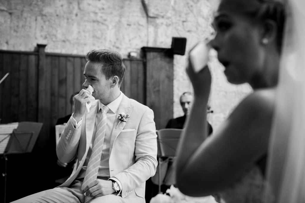 Fotografo Matrimonio Orvieto Gli sposi si asciugano le lacrime durante il matrimonio