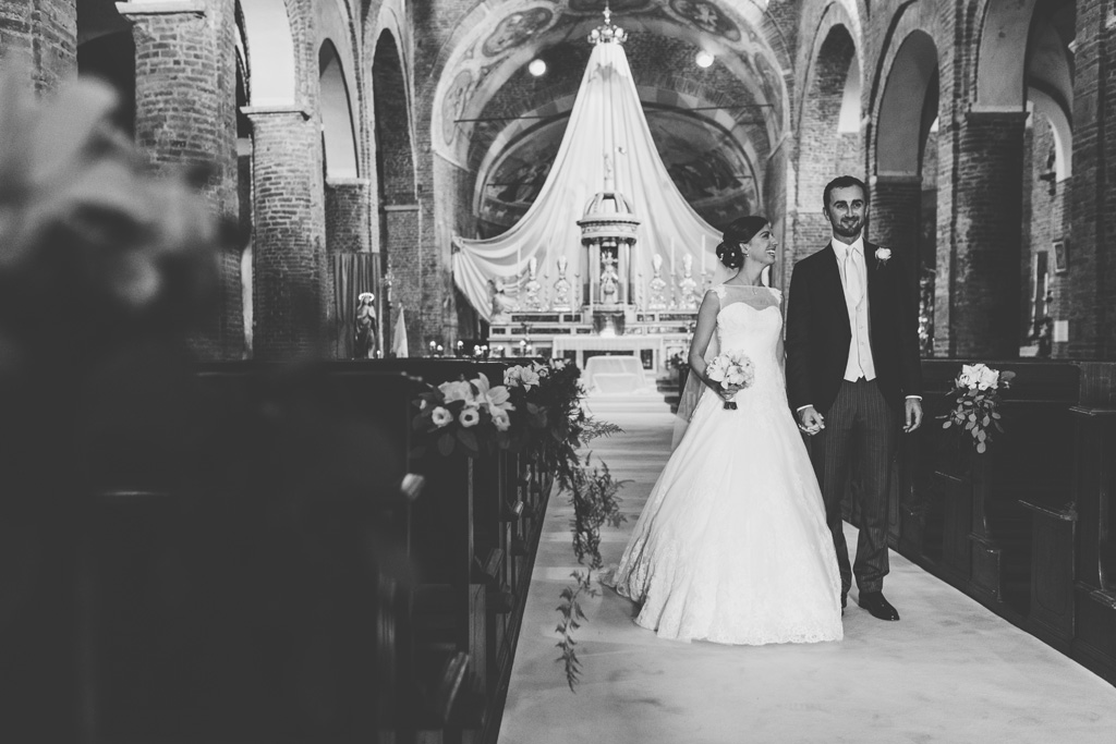 Fotografo Matrimonio Pavia I due sposi attraversano il corridoio della Basilica di Santa Maria Maggiore