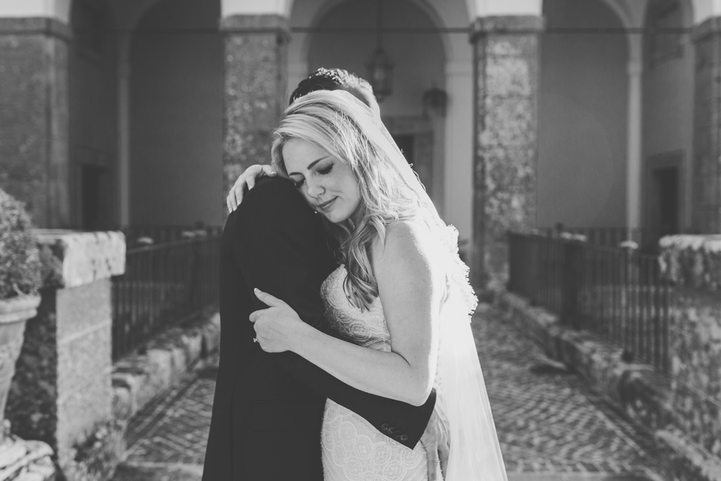 Fotografo Matrimonio Villa Del Cardinale Emmanuel e Brittney si stringono dolcemente