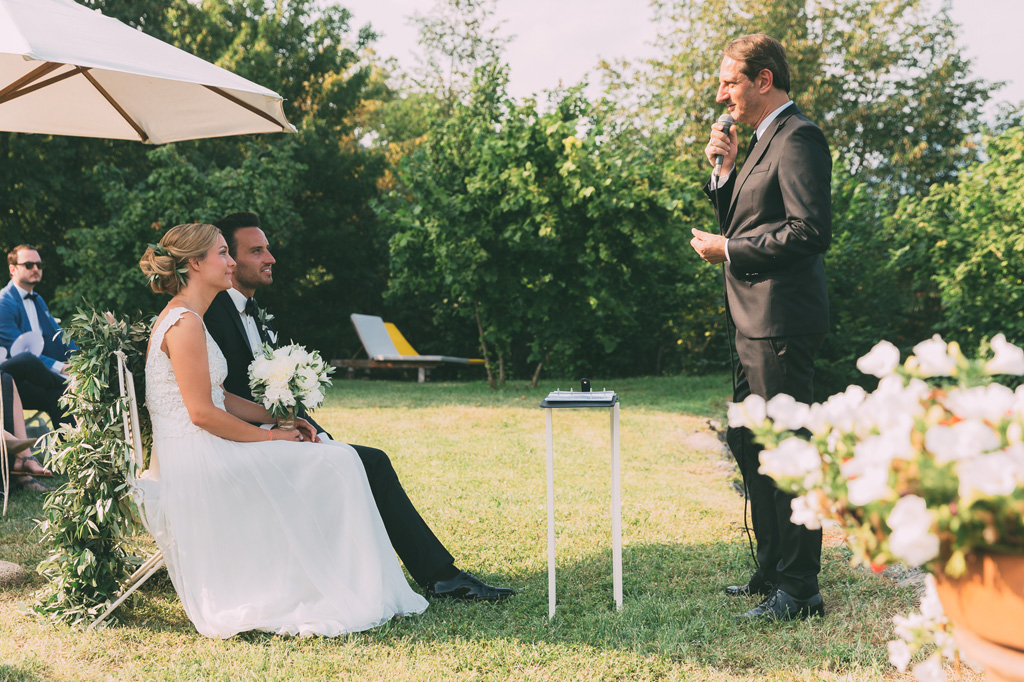 Fotografo Matrimonio Lago di Garda L'ufficiale di stato civile legge le promesse degli sposi