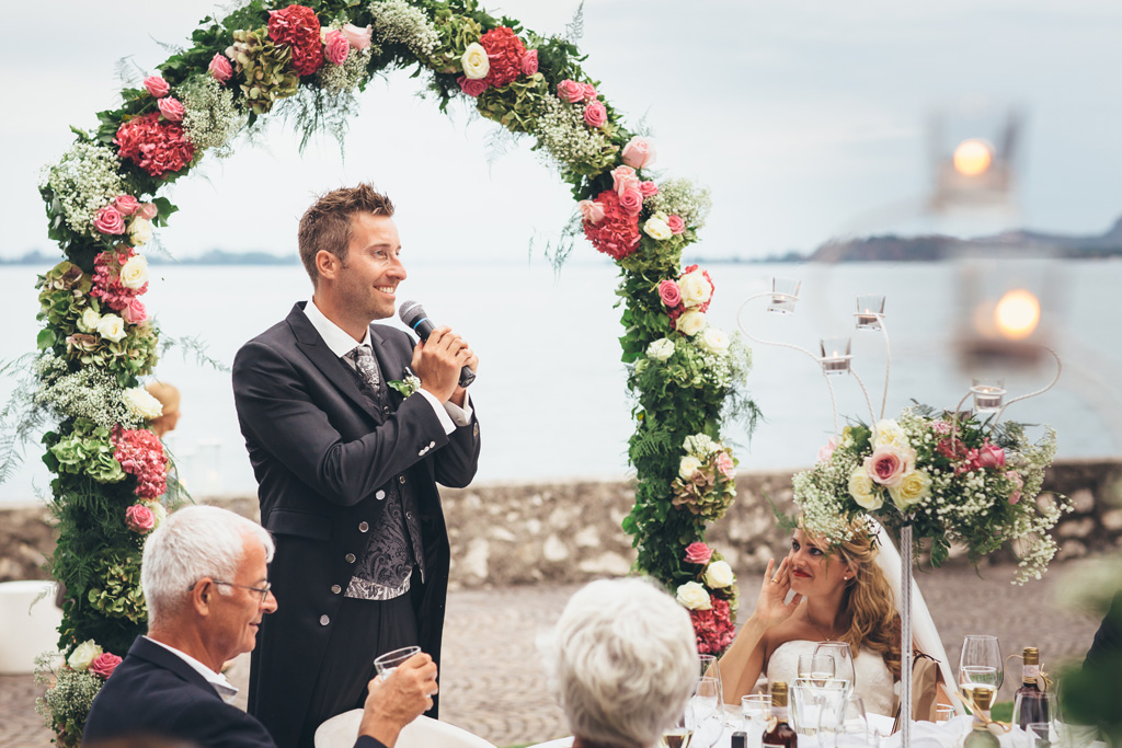 Fotografo Matrimonio Lago di Garda Lo sposo Martin enuncia una dedica in favore della sposa e parole di ringraziamento per gli ospiti