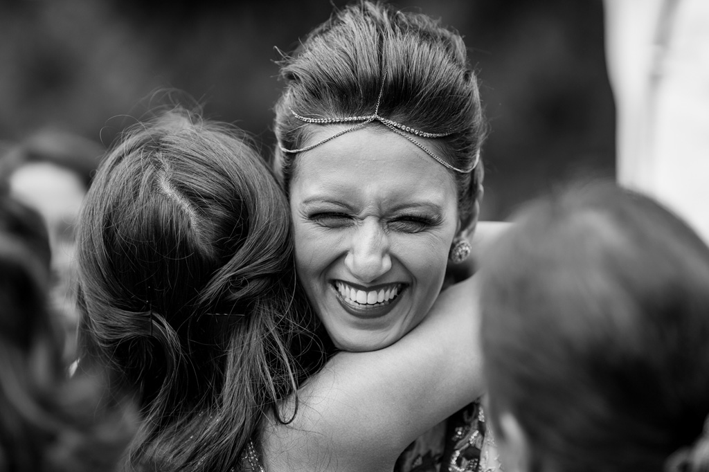 Fotografo Matrimonio Villa Erba La sposa abbraccia ragginate tutti i partecipanti alla cerimonia