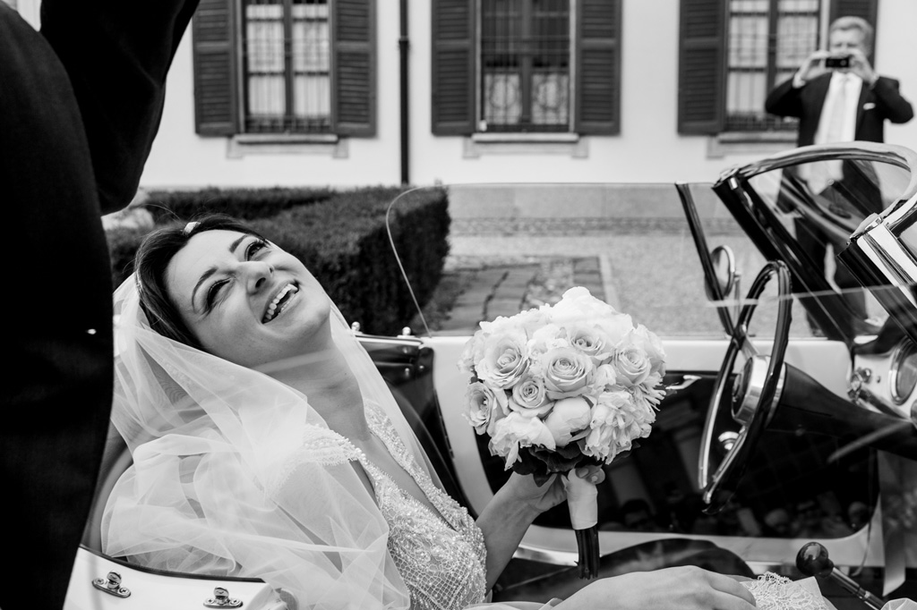 Fotografo Matrimonio Monza La sposa sorride raggiante in macchina