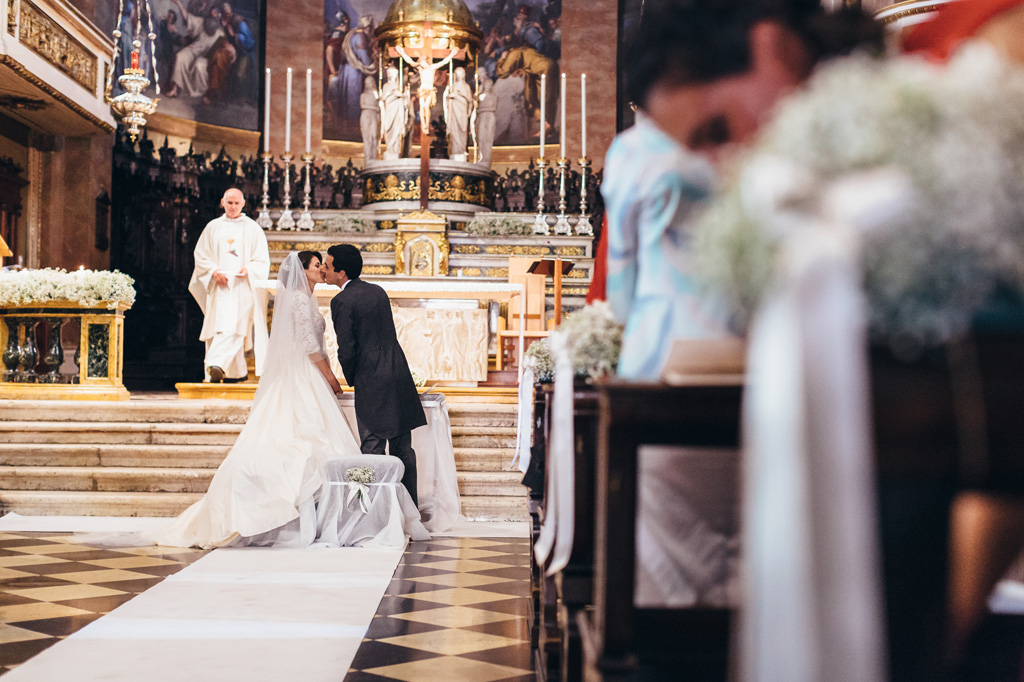 Fotografo Matrimonio Villa Caroli Zanchi Gli sposi si baciano teneramente alla fine della cerimonia di matrimonio