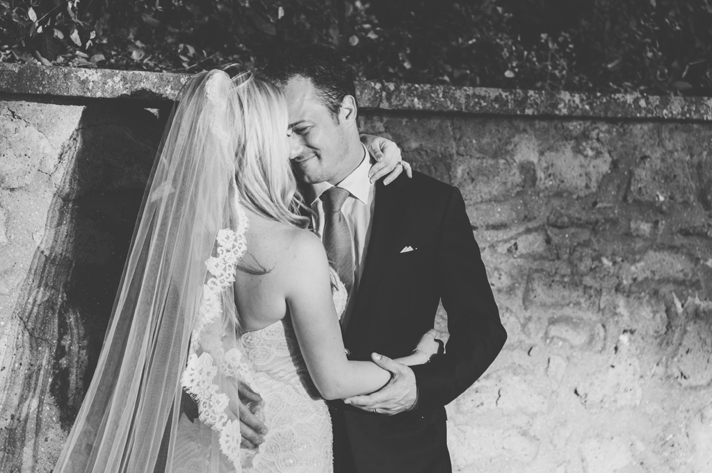 Fotografo Matrimonio Villa Del Cardinale Emmanuel e Brittney posano per il fotografo Alessandro Della Savia