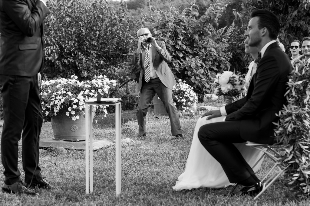 Fotografo Matrimonio Lago di Garda Un'ospite si diletta a scattare qualche immagine