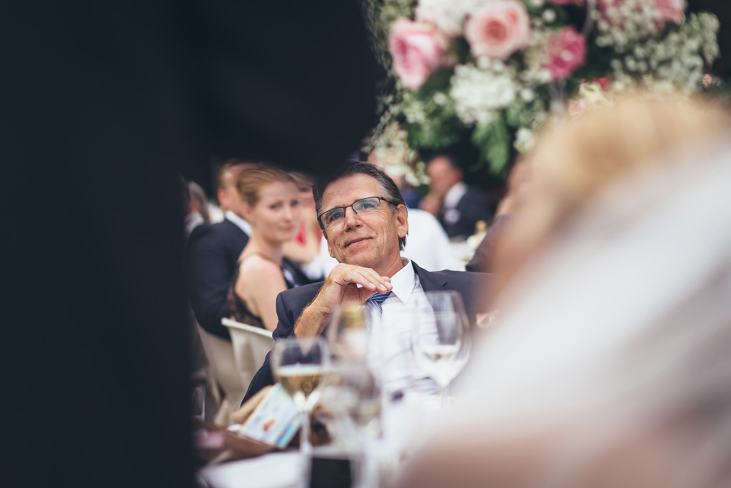 Fotografo Matrimonio Lago di Garda Gli ospiti osservano attentamente lo sposo