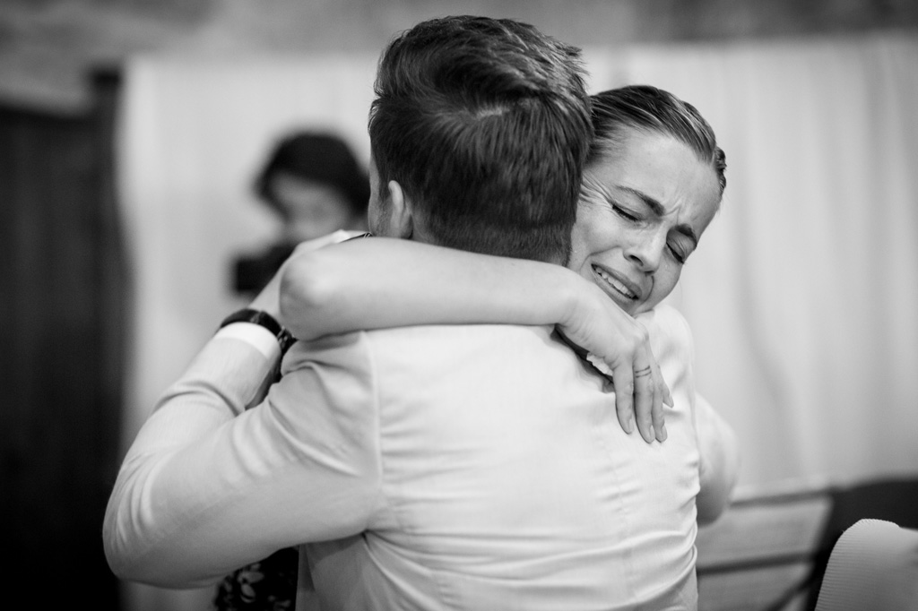 Fotografo Matrimonio Orvieto Un'ospite abbraccia commossa lo sposo
