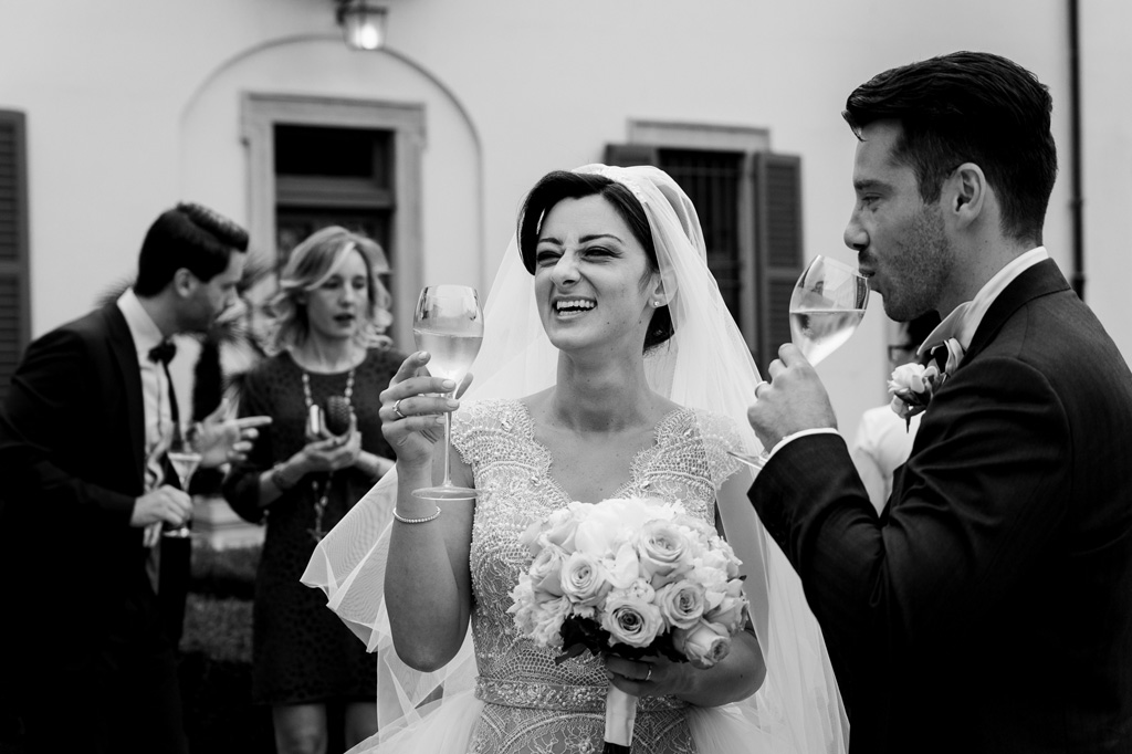 Fotografo Matrimonio Monza I due sposi bevono un bicchiere dopo la cerimonia di matrimonio