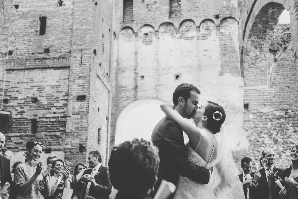 Fotografo Matrimonio Pavia Federico e Silvia si baciano all'uscita della Basilicata