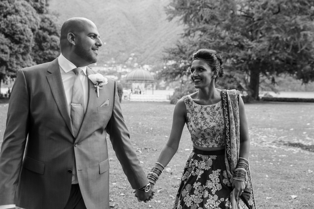 Fotografo Matrimonio Villa Erba I due sposi sorridono ritratti dal fotografo Alessandro Della Savia