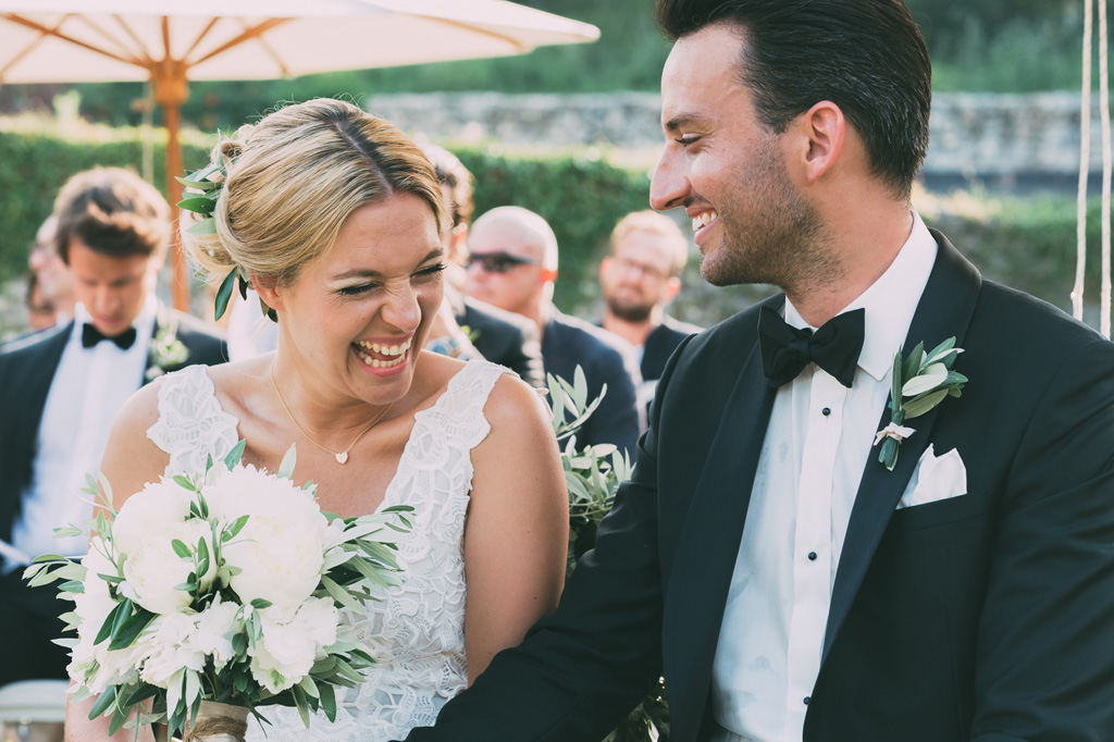 Fotografo Matrimonio Lago di Garda Gli sposi ridono allegramente in uno scatto di Alessandro Della Savia