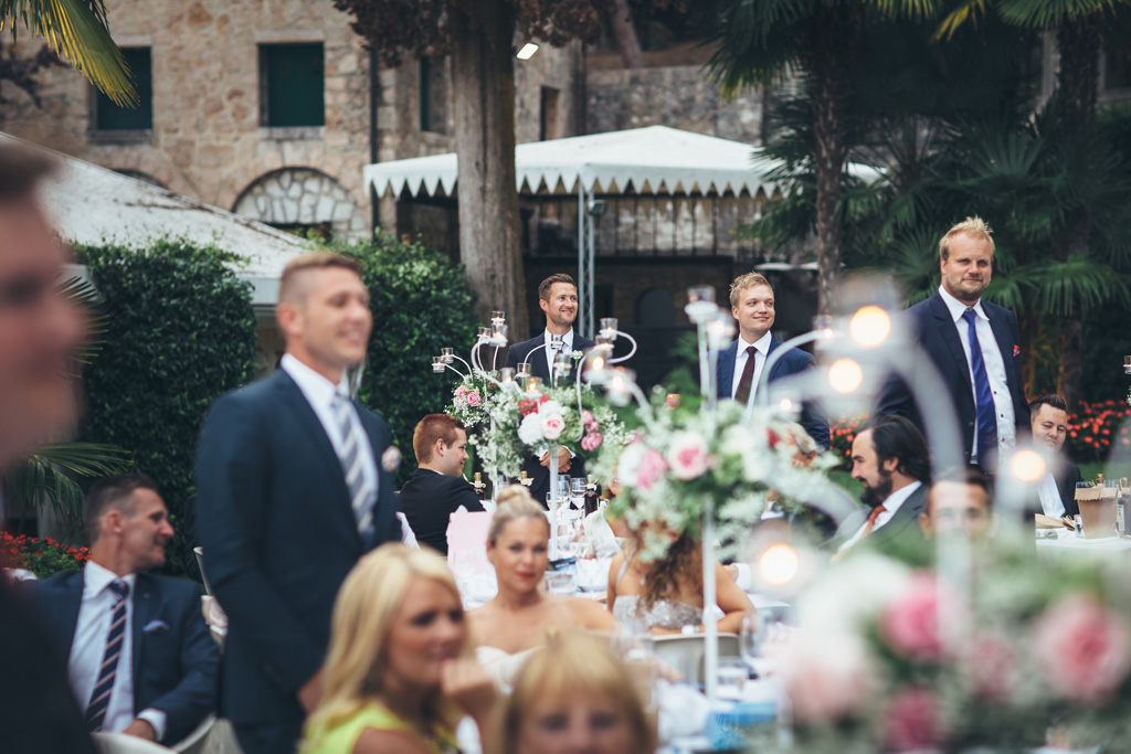 Fotografo Matrimonio Lago di Garda Gli invitati seguono il discorso di Martin durante il ricevimento