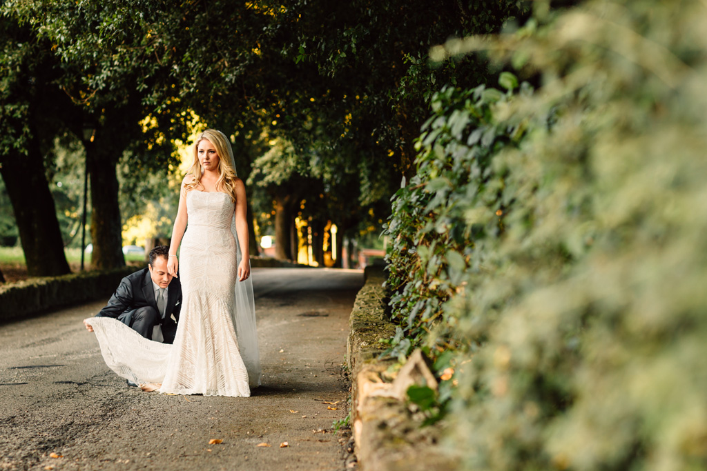 Fotografo Matrimonio Villa Del Cardinale Lo sposo sostiene il vestito di Brittney