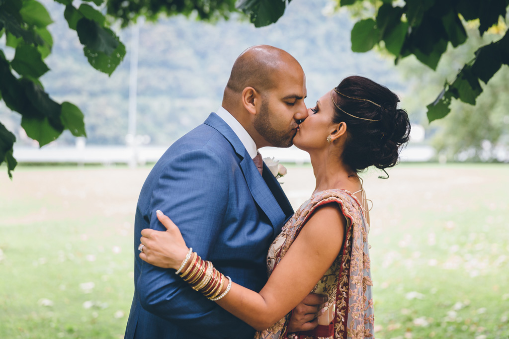 Fotografo Matrimonio Villa Erba I due sposi si baciano ritratti dal fotografo Alessandro Della Savia