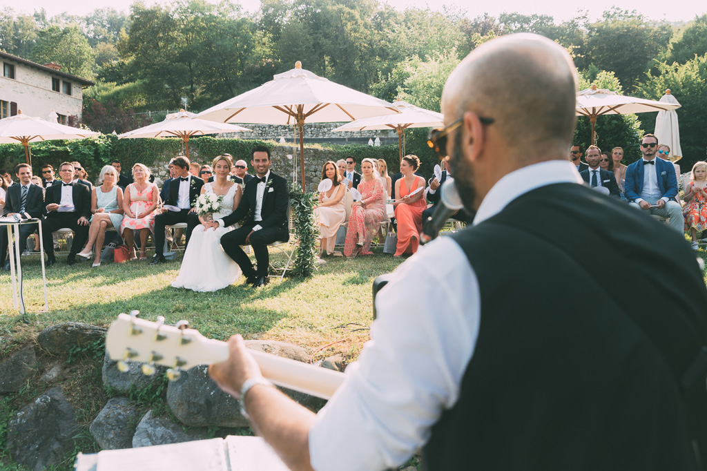 Fotografo Matrimonio Lago di Garda Un musicista accompagna la cerimonia con la chitarra