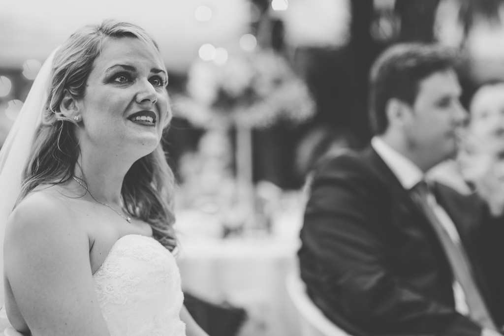 Fotografo Matrimonio Lago di Garda La sposa guarda emozionata i discorsi dei parenti durante il ricevimento