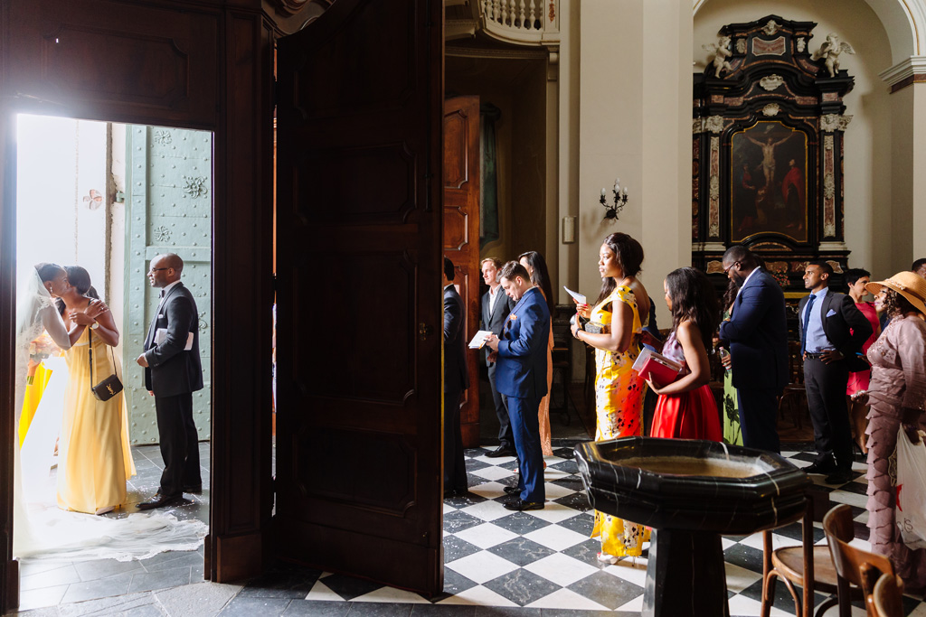 Fotografo Matrimonio Villa Erba Tony e Ayesha completano la cerimonia e si dirigono all'uscita