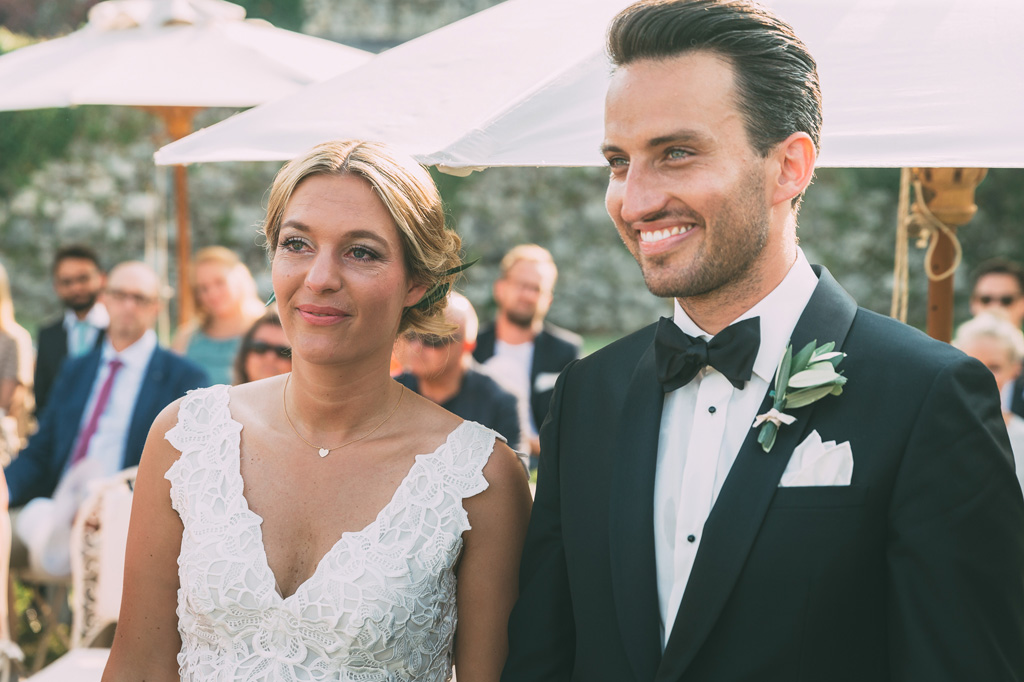 Fotografo Matrimonio Lago di Garda I due sposi osservano gioiosamente lo svolgersi della cerimonia
