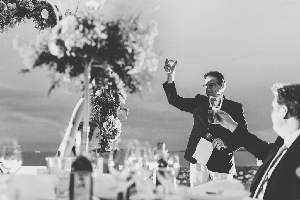 Fotografo Matrimonio Lago di Garda Il padre di Kathrin alza il bicchiere per festeggiare gli sposi