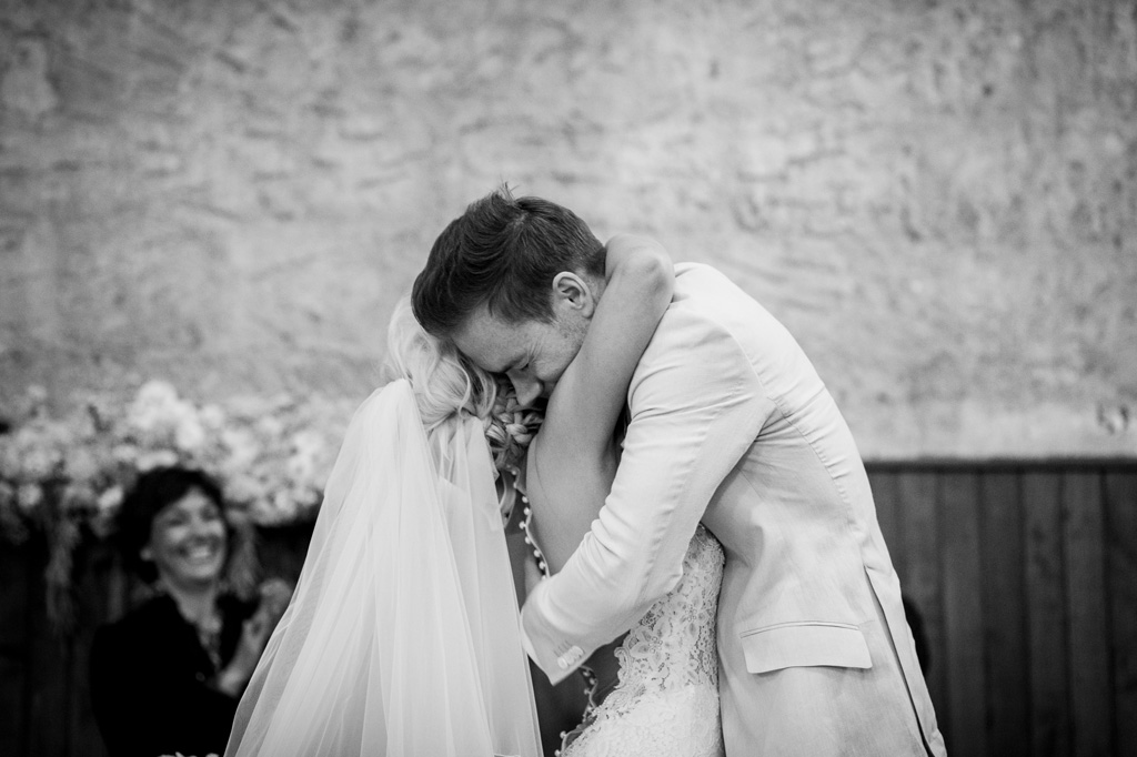 Fotografo Matrimonio Orvieto I due sposi si abbracciano