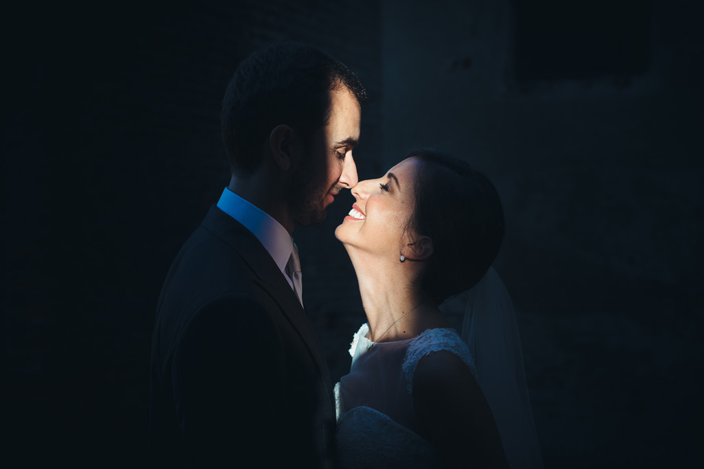 Fotografo Matrimonio Pavia Federico e Silvia si baciano sotto un raggio di luce che li illumina