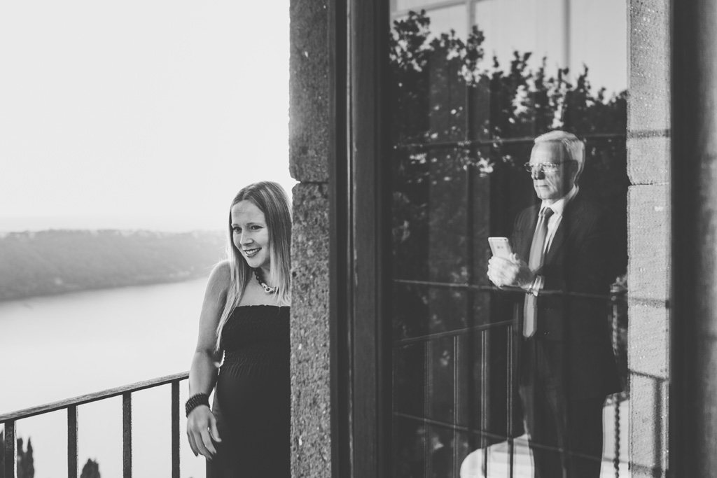 Fotografo Matrimonio Villa Del Cardinale Un invitato è riflesso sulla vetrata