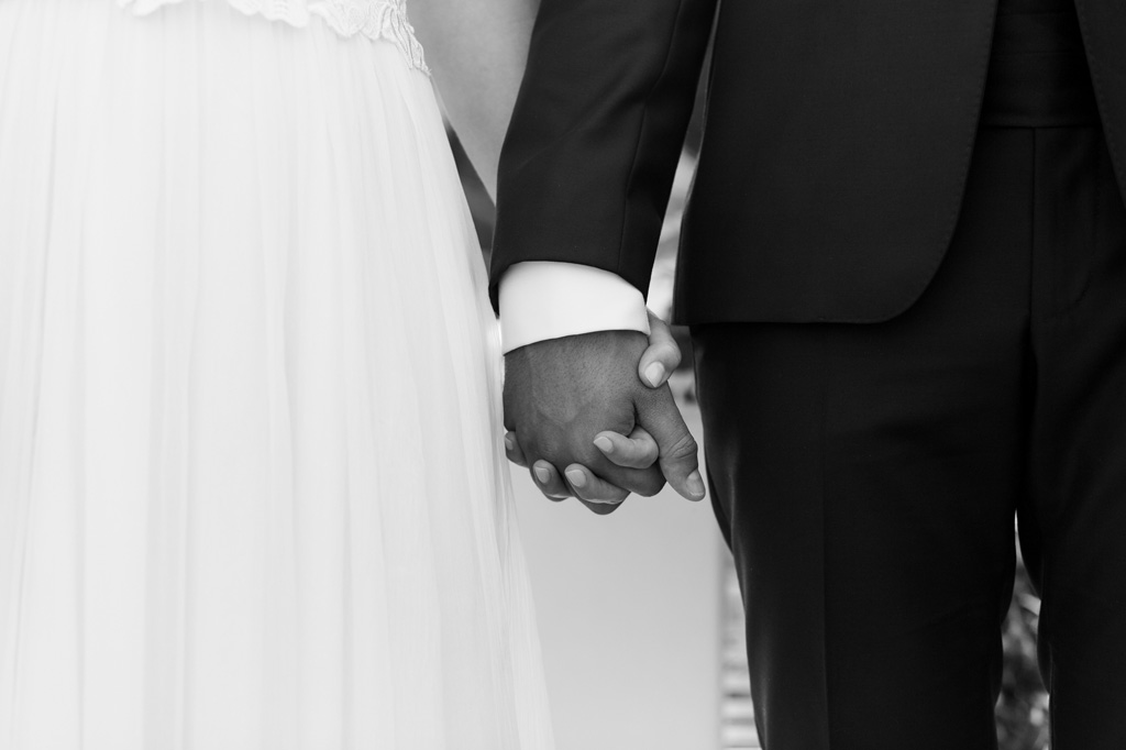Fotografo Matrimonio Lago di Garda I due sposi si stringono le mani durante la cerimonia
