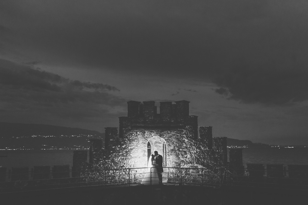 Fotografo Matrimonio Lago di Garda I due sposi, Martin e Kathrin, si baciano illuminati da un fascio di luce ripresi da Della Savia Alessandro