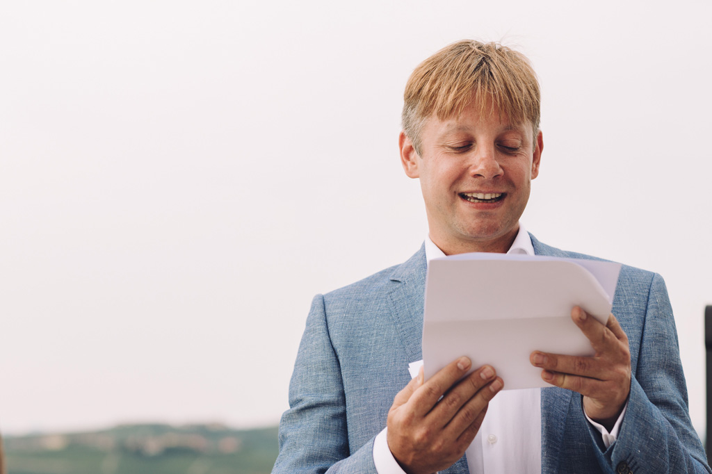 Fotografo Matrimonio Langhe Lo sposo legge una dedica d'amore alla sua futura moglie