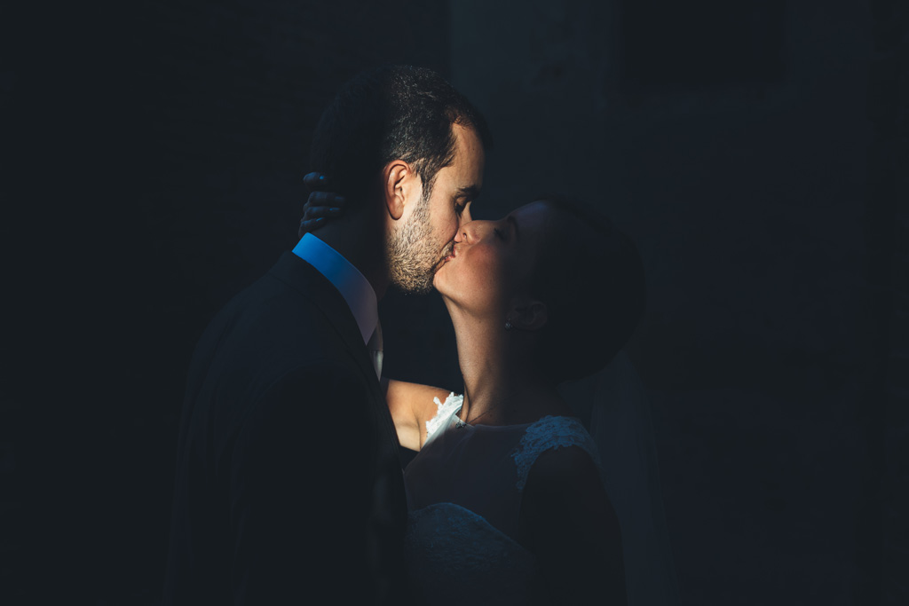 Fotografo Matrimonio Pavia I due sposi si baciano fotografati da Della Savia Alessandro