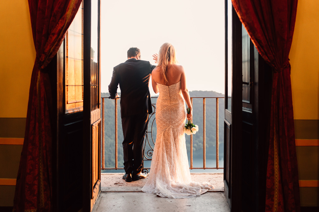 Fotografo Matrimonio Villa Del Cardinale Lo sposo saluta gli invitati dal balcone
