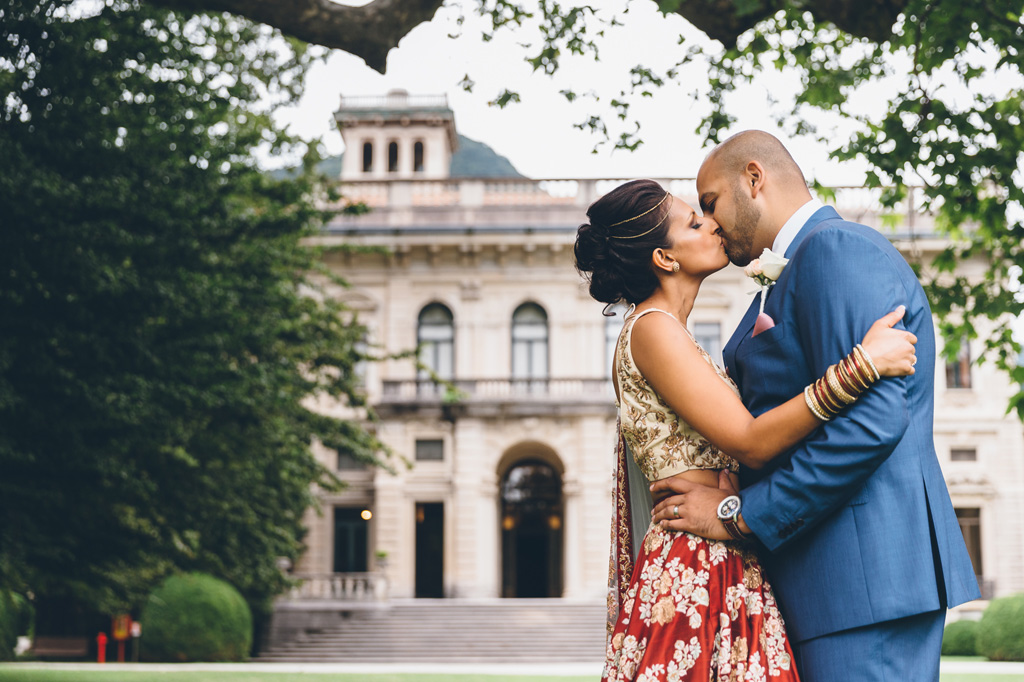 Fotografo Matrimonio Villa Erba I due sposi si baciano teneramente