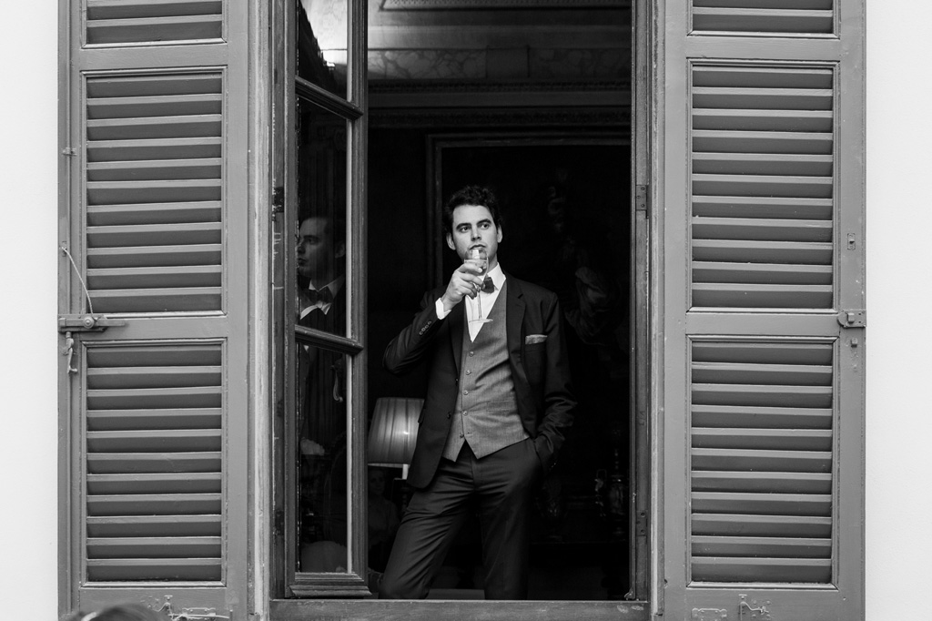 Fotografo Matrimonio Monza Un invitato guarda verso l'orizzonte